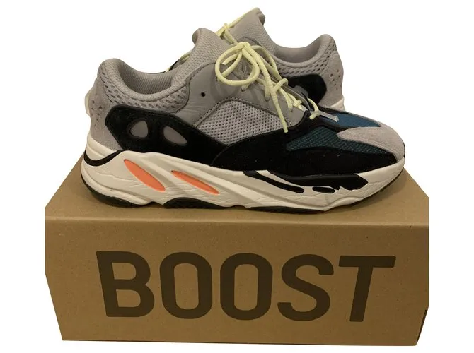 Adidas Yeezy boost wave runner 700 gris sólido Negro Naranja Verde oscuro 