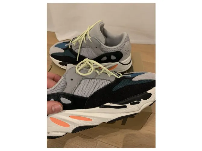Adidas Yeezy boost wave runner 700 gris sólido Negro Naranja Verde oscuro 