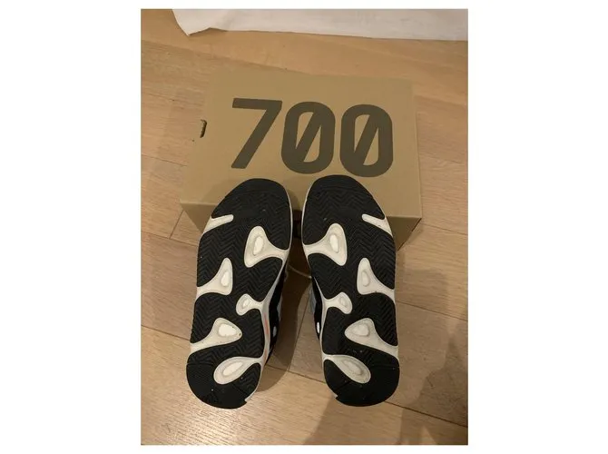 Adidas Yeezy boost wave runner 700 gris sólido Negro Naranja Verde oscuro 