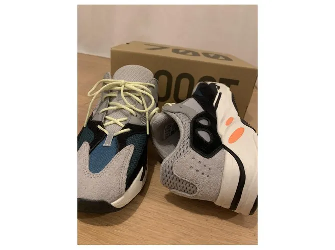 Adidas Yeezy boost wave runner 700 gris sólido Negro Naranja Verde oscuro 