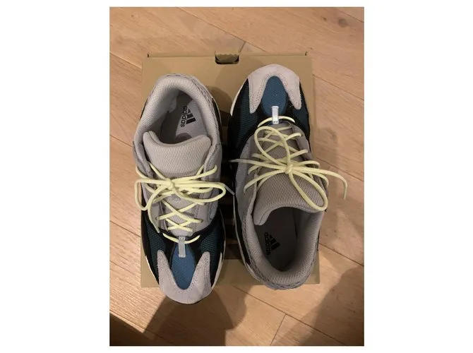 Adidas Yeezy boost wave runner 700 gris sólido Negro Naranja Verde oscuro 