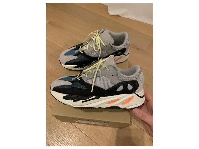 Adidas Yeezy boost wave runner 700 gris sólido Negro Naranja Verde oscuro 