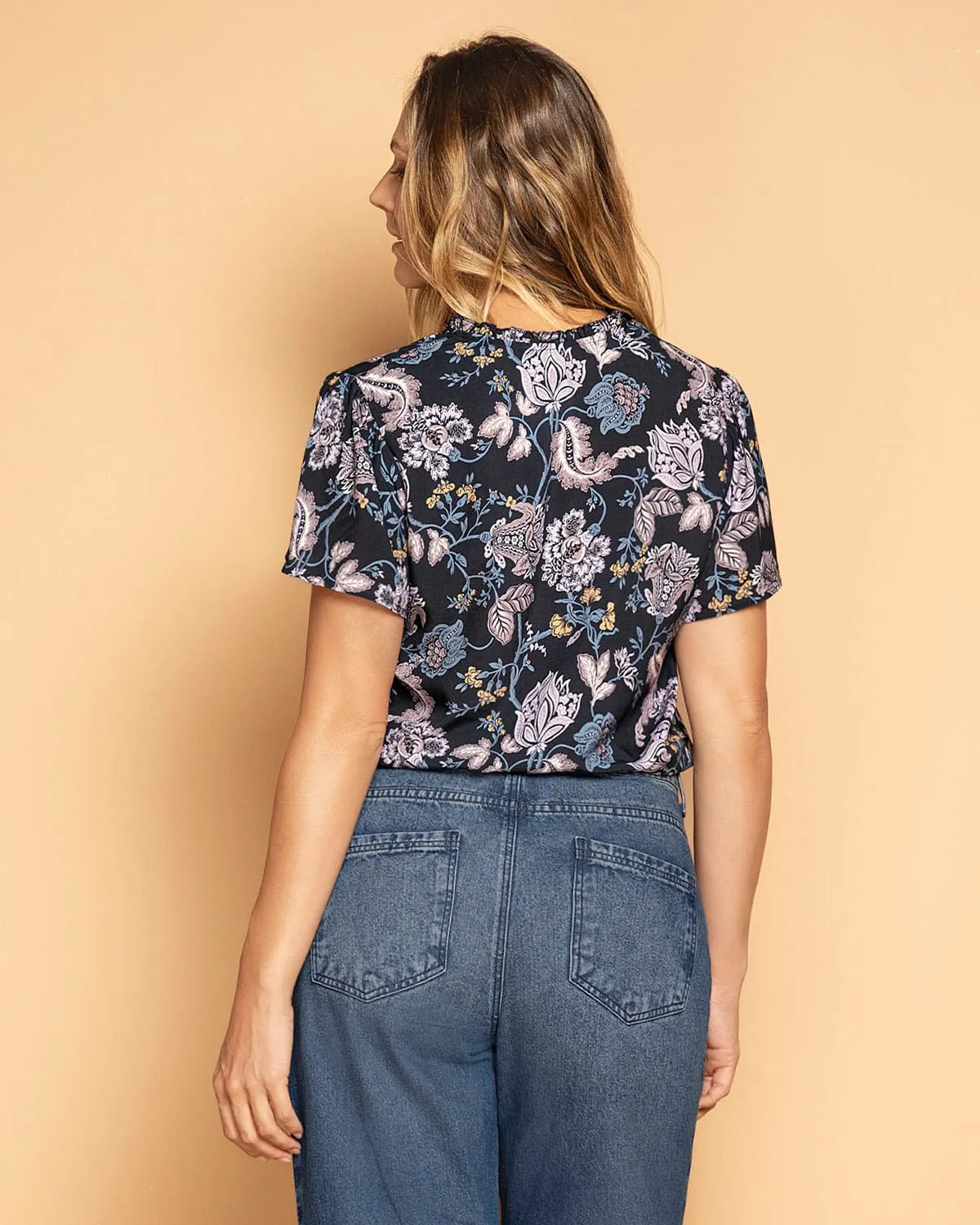 Blusa manga corta cuello nerú con recogido