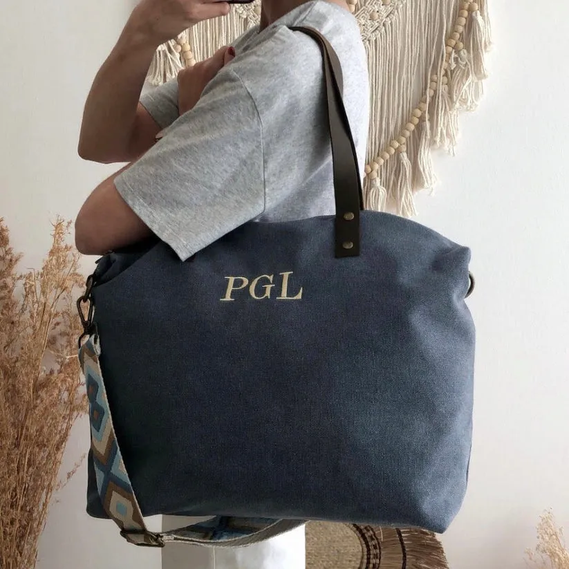 Bolso azul loneta iniciales bordadas con correa étnica