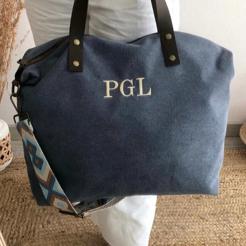 Bolso azul loneta iniciales bordadas con correa étnica