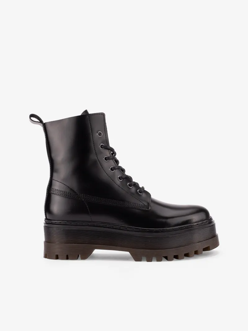 BOTA ESTILO MILITAR EM PELE POLIDA DE ATACADOR COM SOLA PLATAFORMA