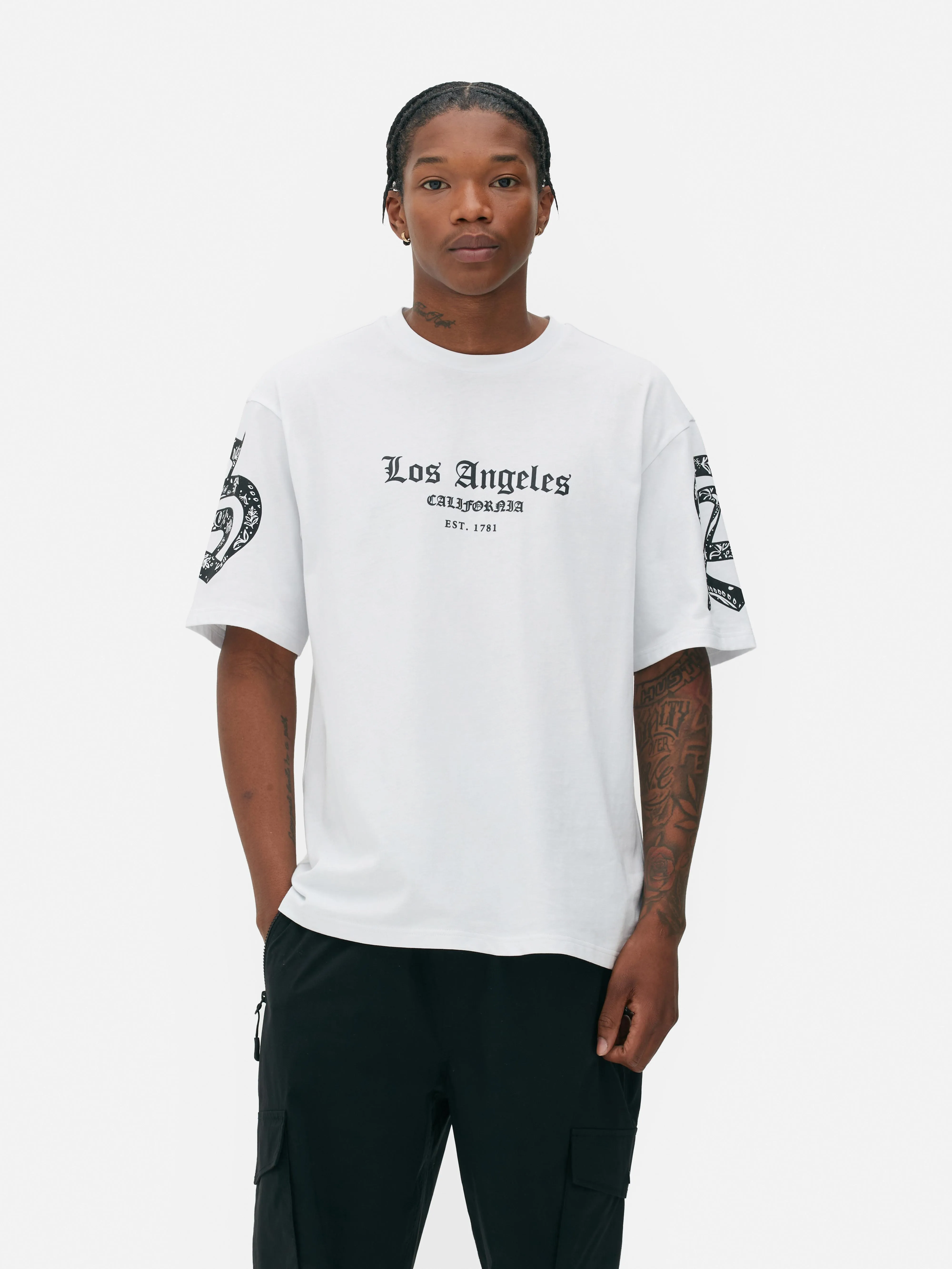Camiseta con detalle de cachemira y texto «L.A.»