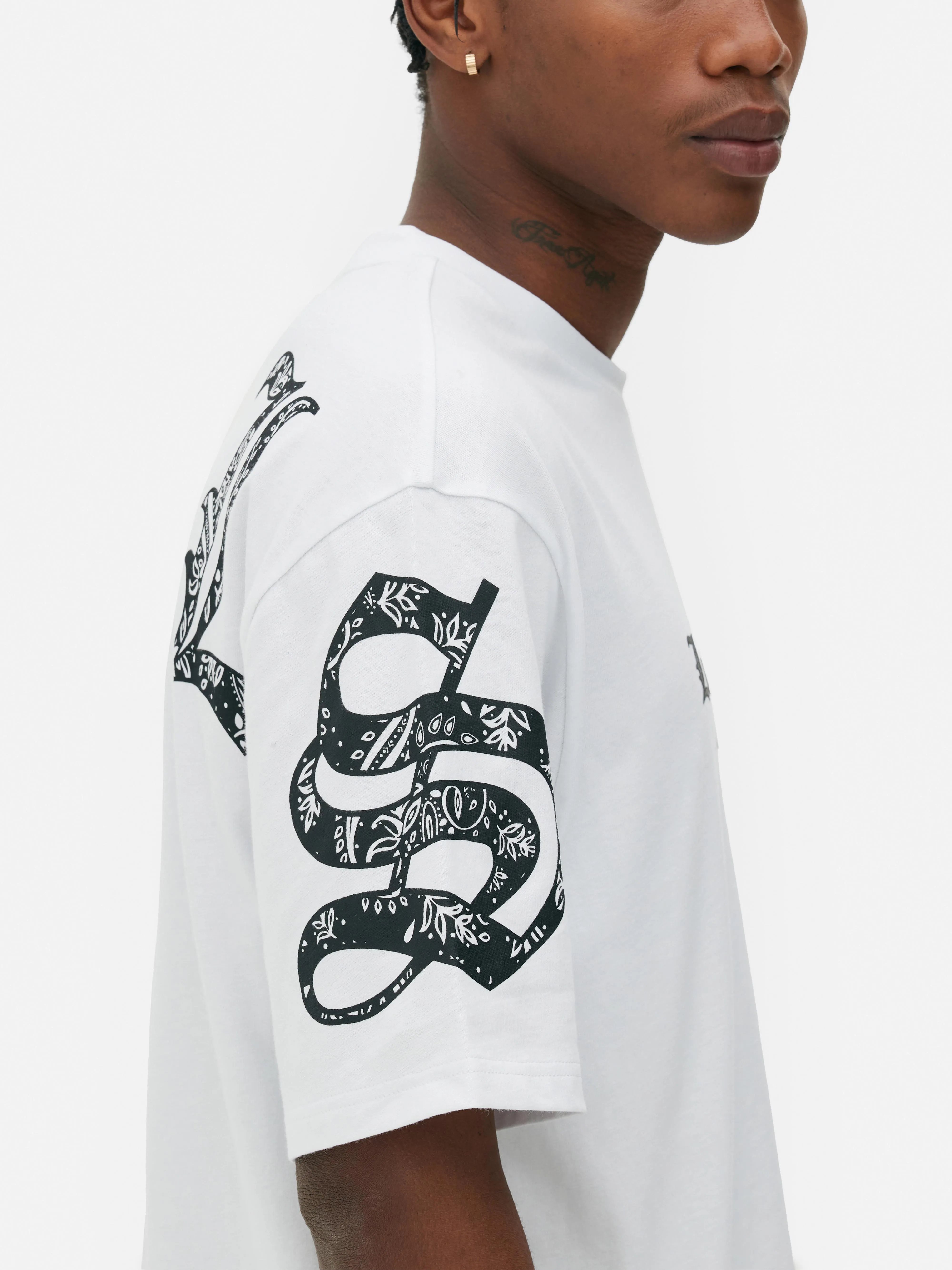 Camiseta con detalle de cachemira y texto «L.A.»