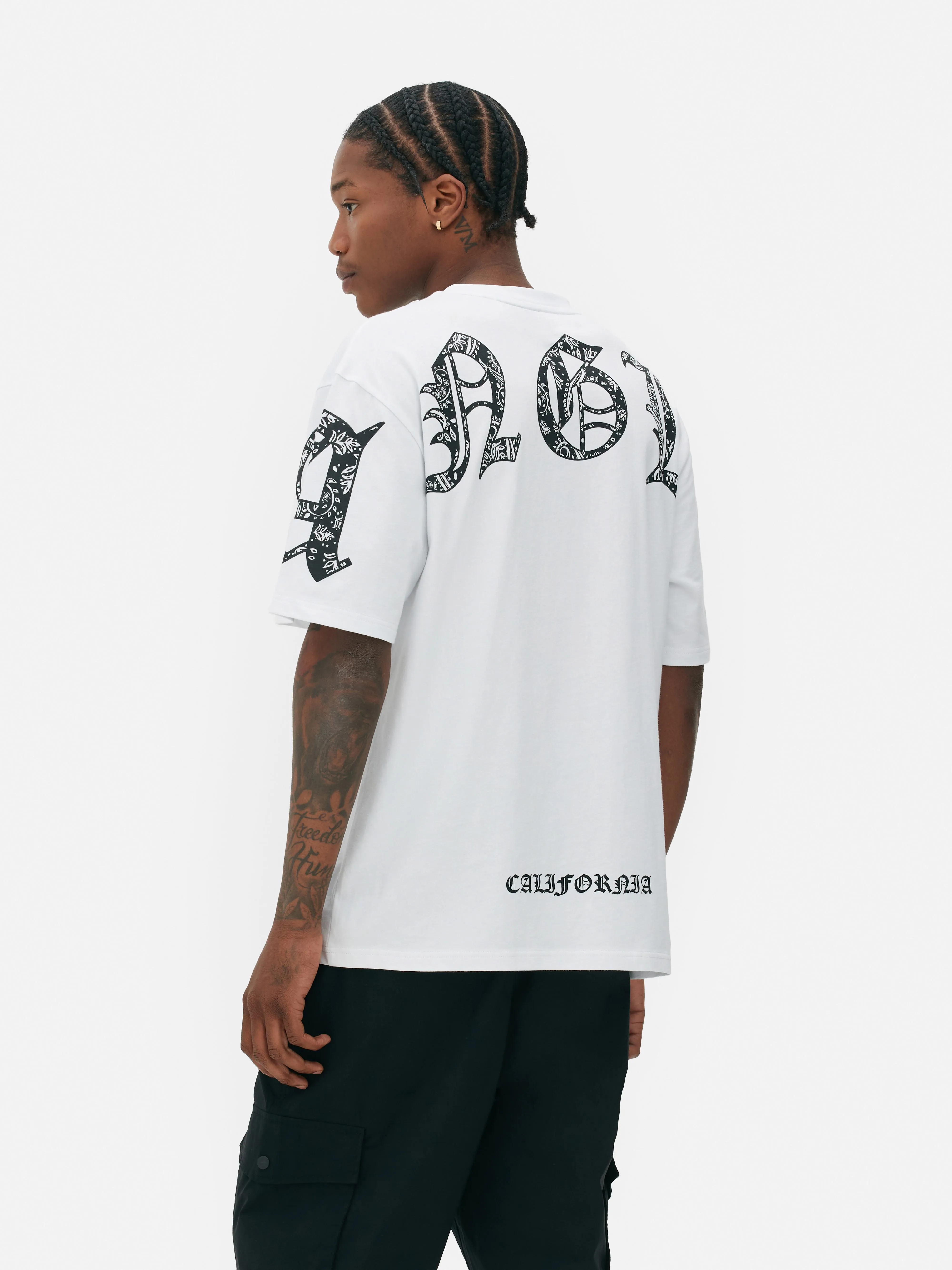 Camiseta con detalle de cachemira y texto «L.A.»