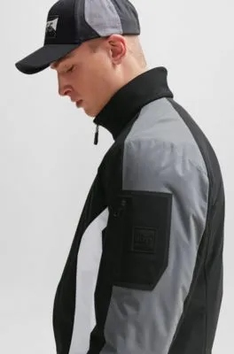 Chaqueta acolchada repelente al agua con bolsillo con detalle de la marca en la manga
