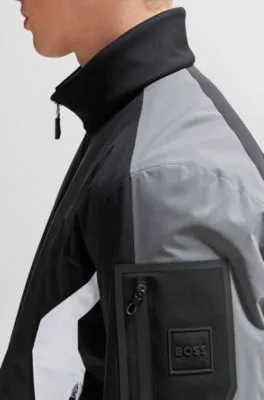 Chaqueta acolchada repelente al agua con bolsillo con detalle de la marca en la manga