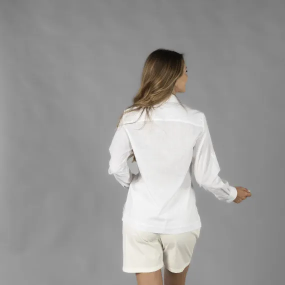 Guayabera para mujer con cuello camisero, bolsillos y mangas largas de tela plana SUMATRA UNIFORMES GARY'S 210014