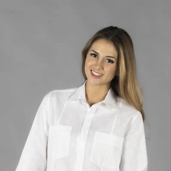 Guayabera para mujer con cuello camisero, bolsillos y mangas largas de tela plana SUMATRA UNIFORMES GARY'S 210014