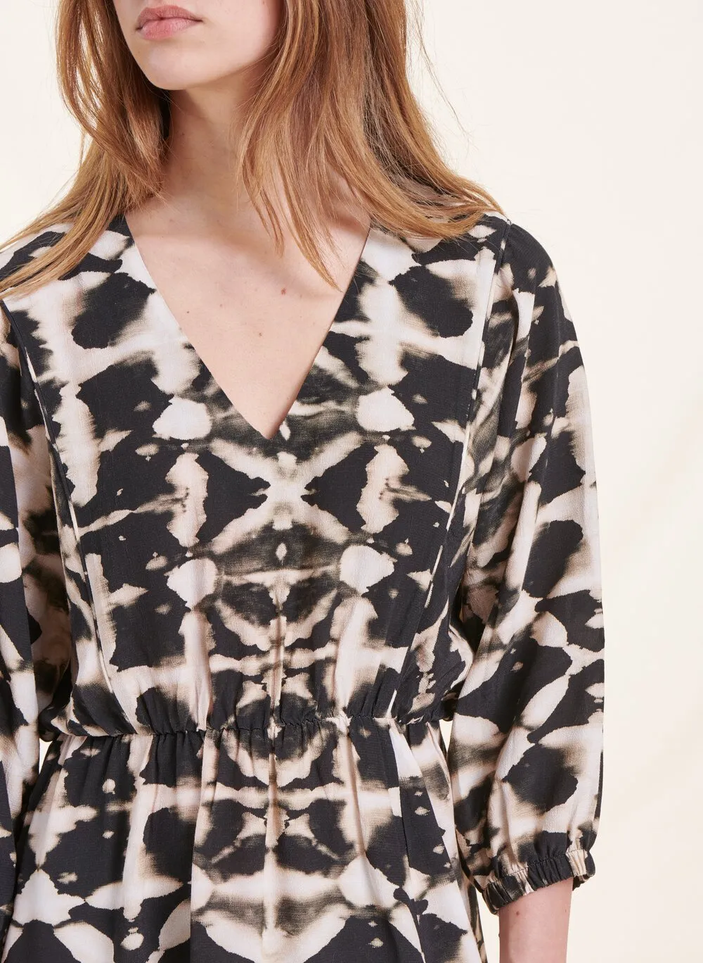LA FEE MARABOUTEE Vestido largo estampado con cuello de pico en negro