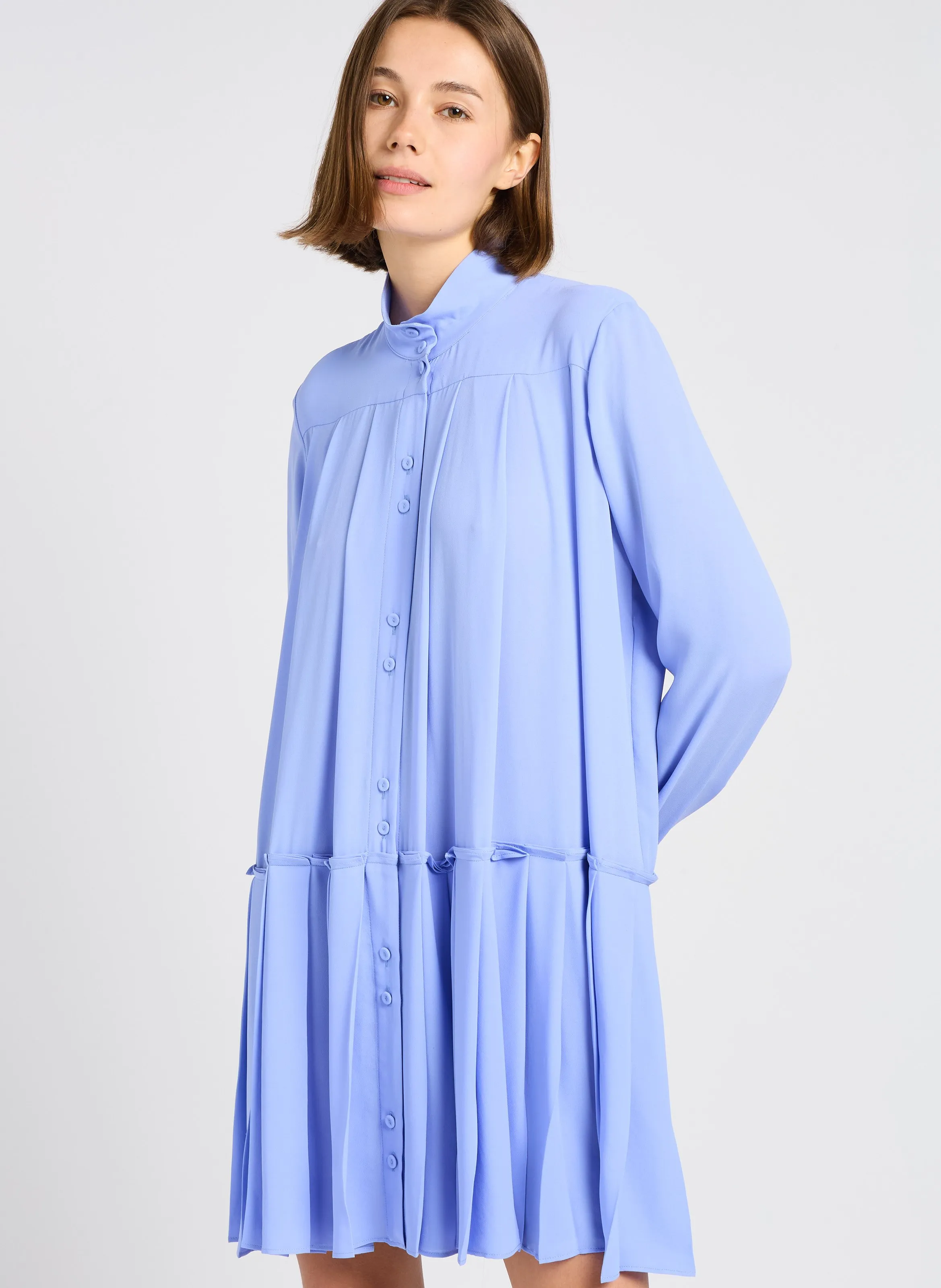 MARGAUX LONNBERG ARDEN  VESTIDO CORTO HOLGADO CON CUELLO ALTO EN VIOLETA