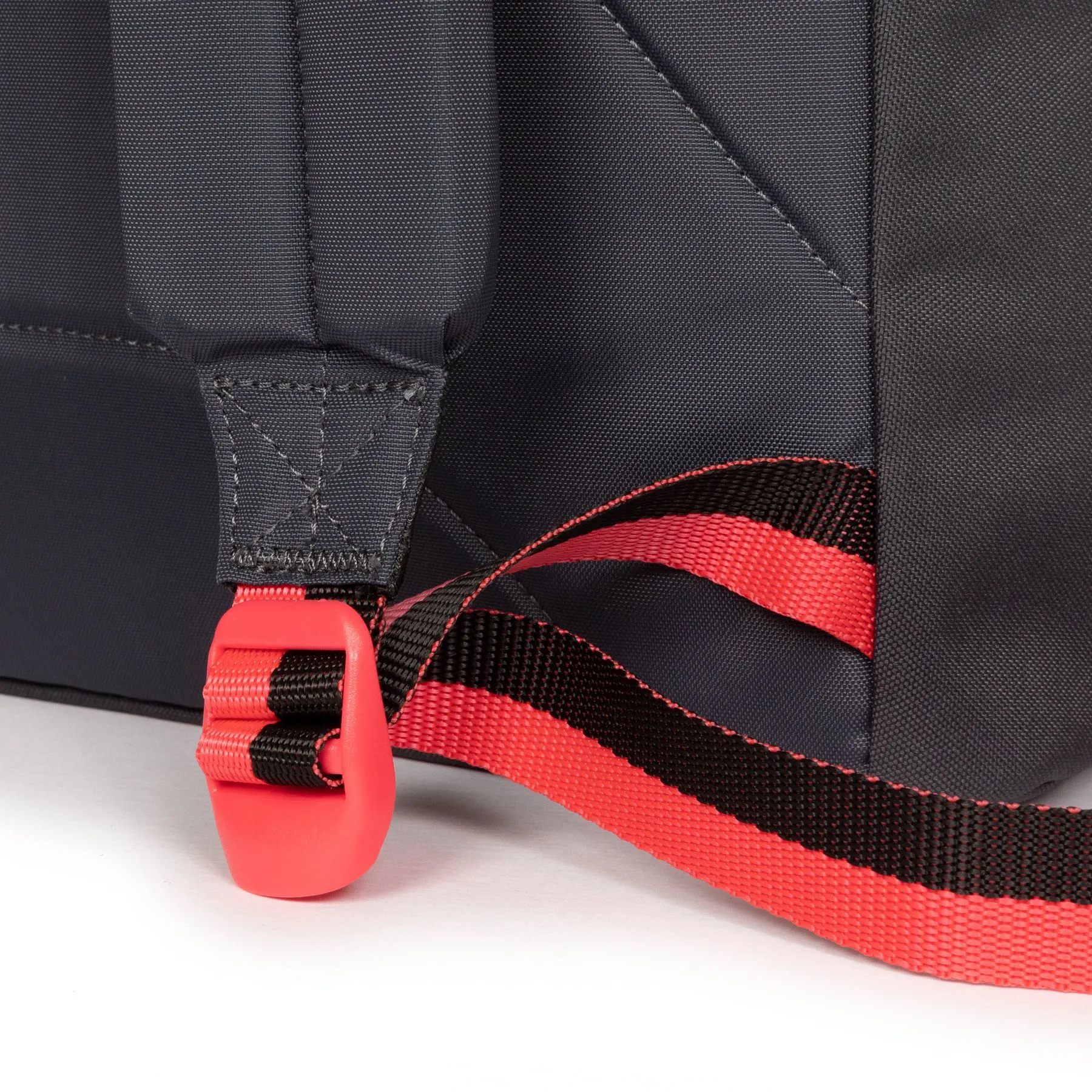 MOCHILA EASTPAK Out Of Office 27 litros con bolsillo ordenador EK767O03 Kontrast Peppy gris oscuro detalles rojos