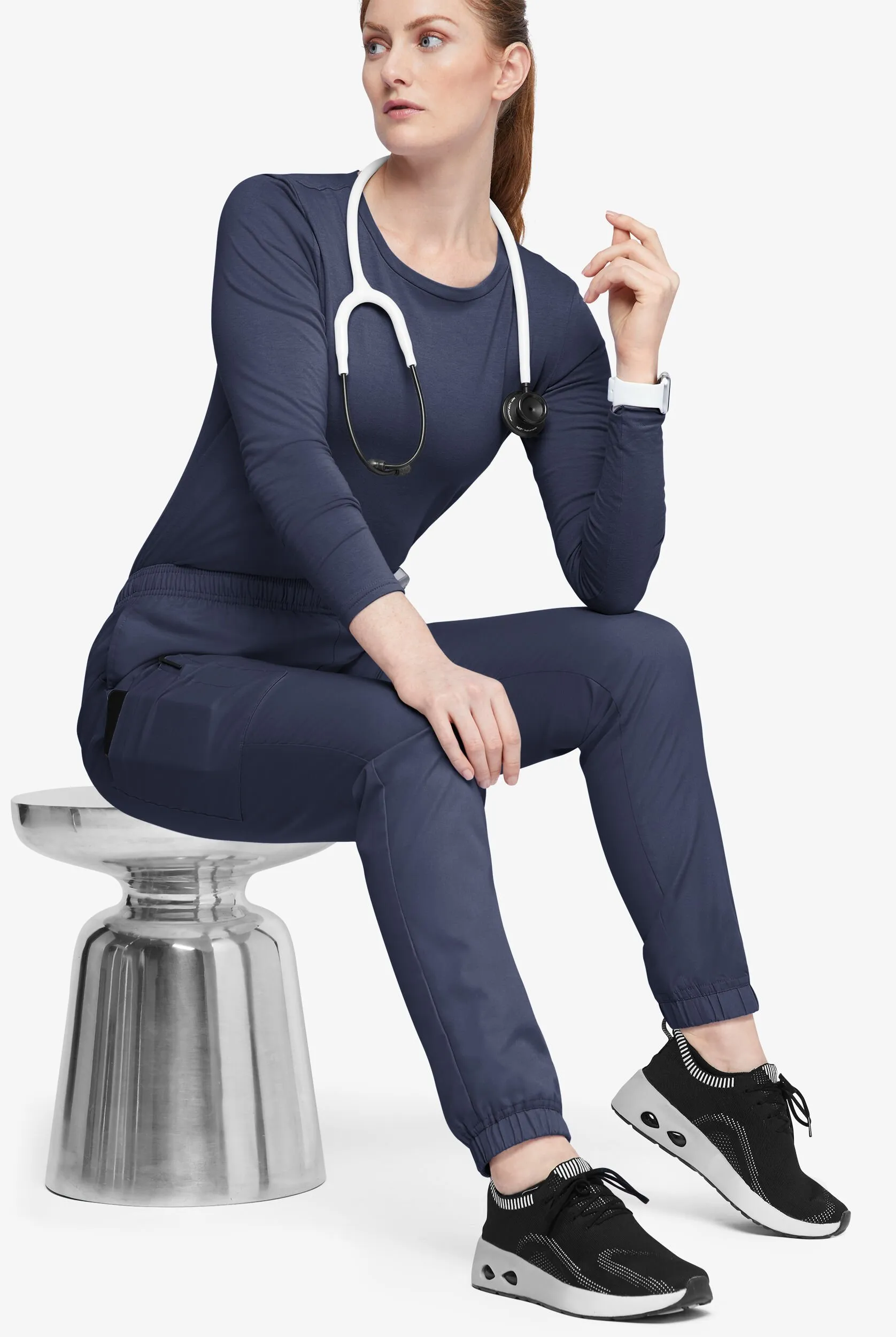 Pantalón médico Strictly Scrubs estilo jogger cargo con piernas pitillo y 7 bolsillos para mujer