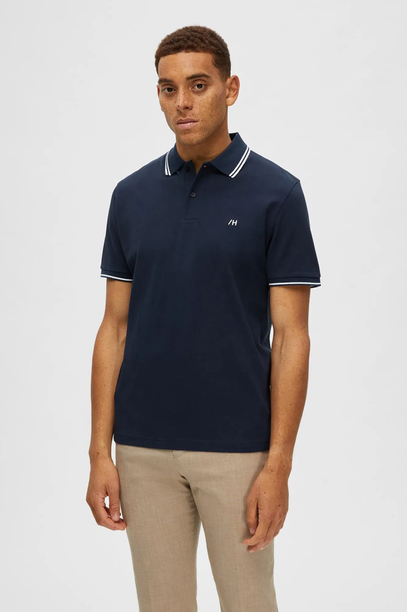 Selected Polo de algodón orgánico con logo bordado con detalle en cuello y mangas.