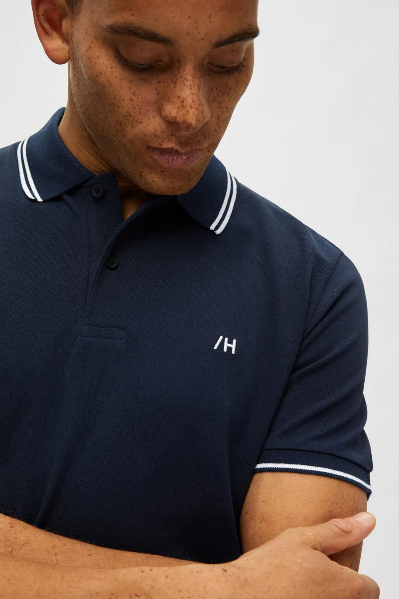 Selected Polo de algodón orgánico con logo bordado con detalle en cuello y mangas.