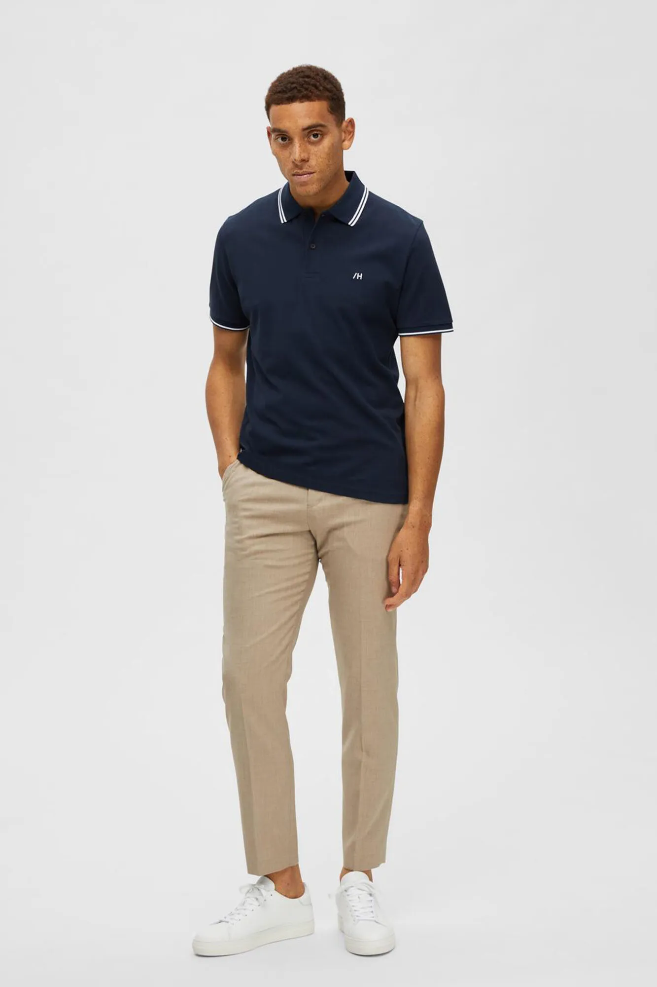 Selected Polo de algodón orgánico con logo bordado con detalle en cuello y mangas.