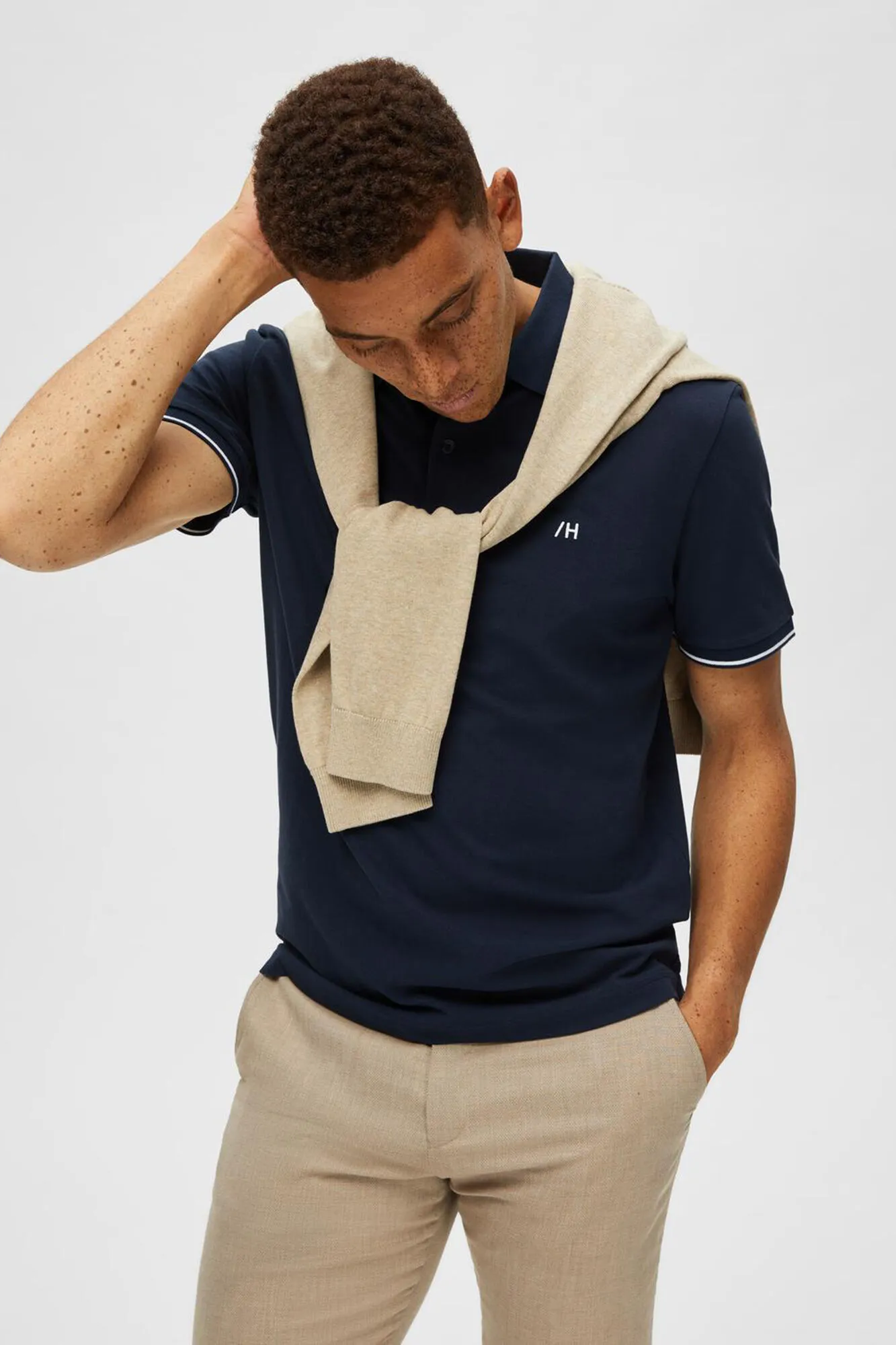Selected Polo de algodón orgánico con logo bordado con detalle en cuello y mangas.