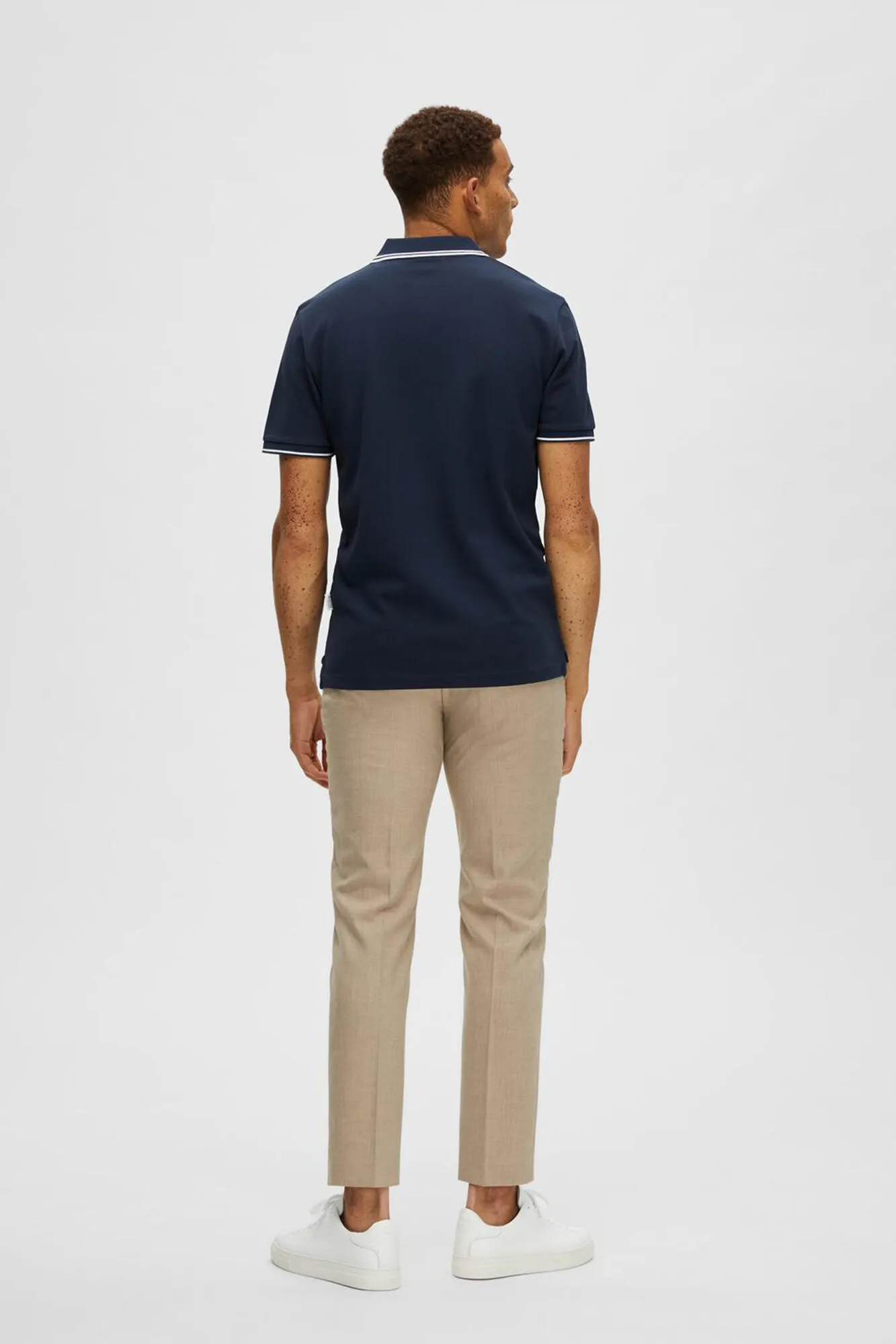 Selected Polo de algodón orgánico con logo bordado con detalle en cuello y mangas.