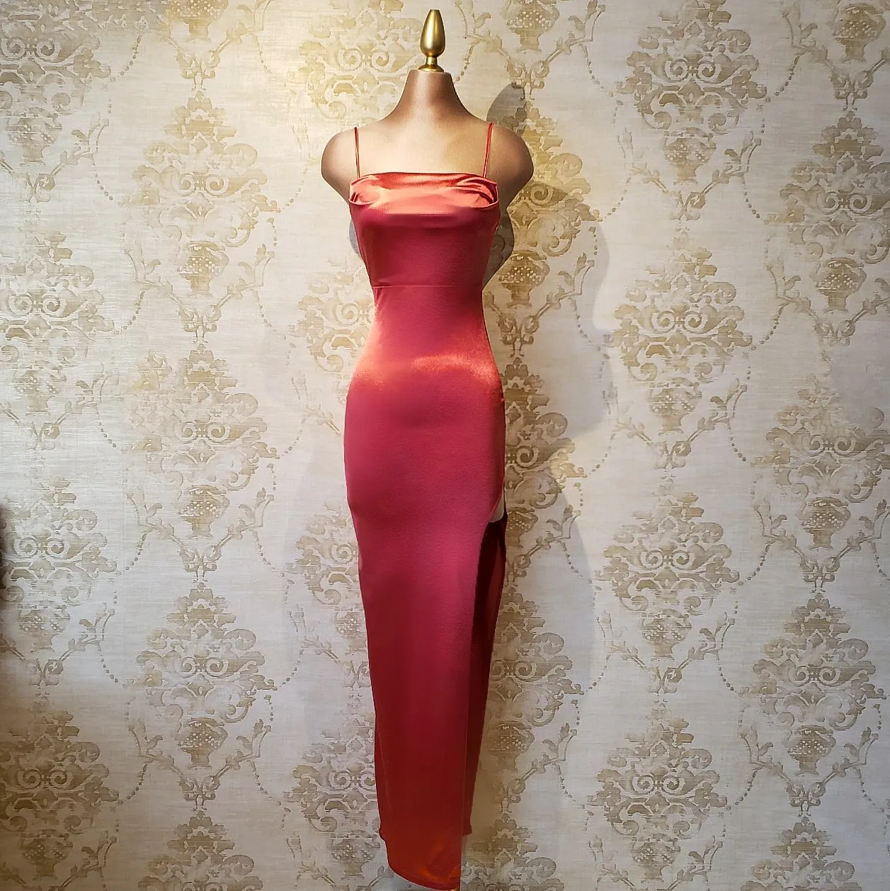 Vestido Coral Largo Satinado Elegante