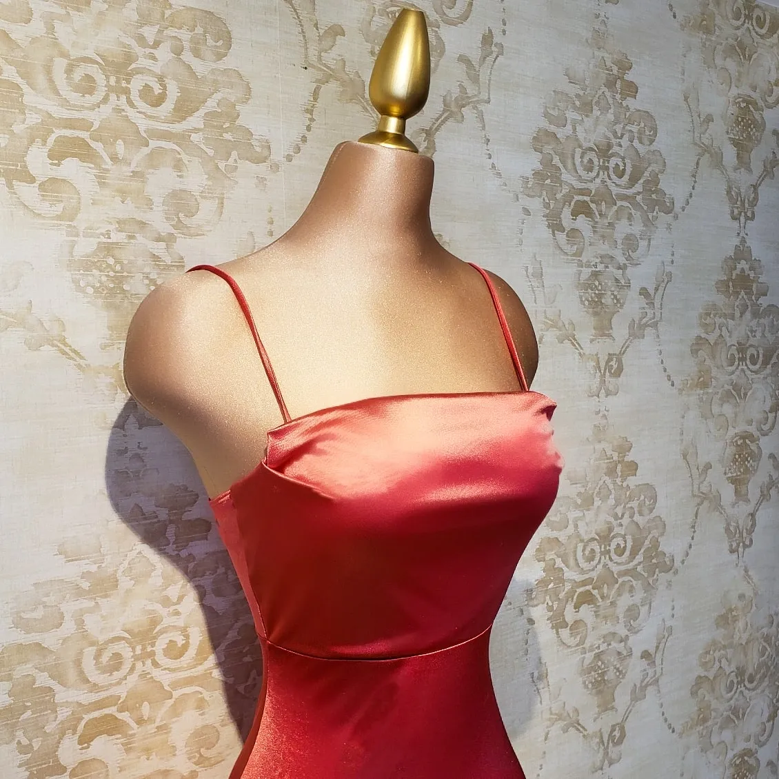Vestido Coral Largo Satinado Elegante