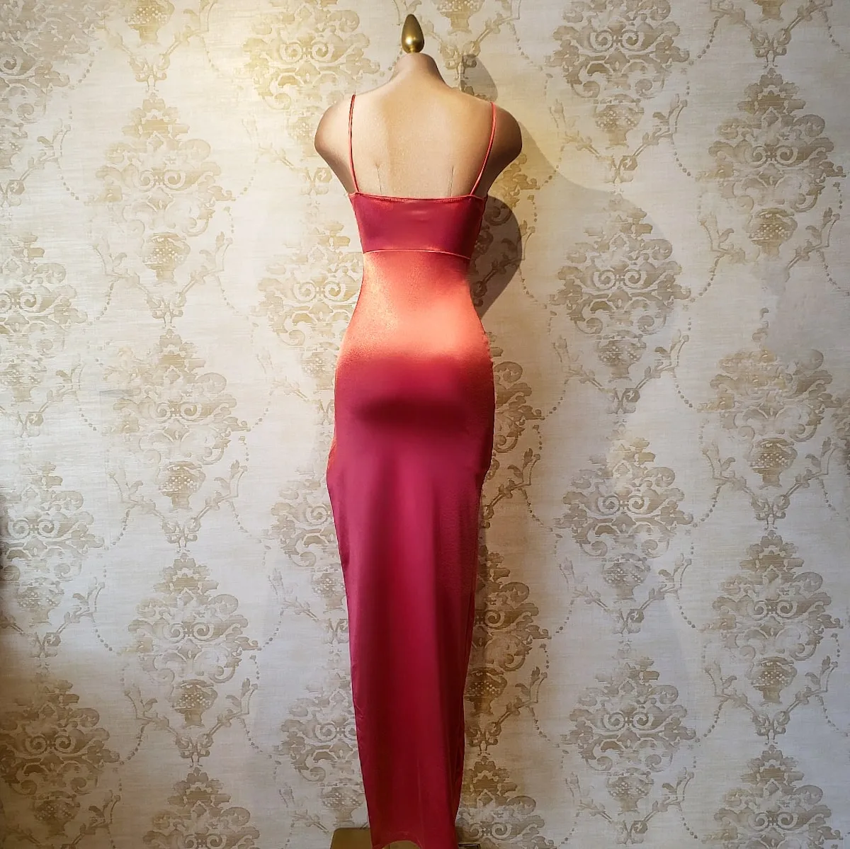 Vestido Coral Largo Satinado Elegante