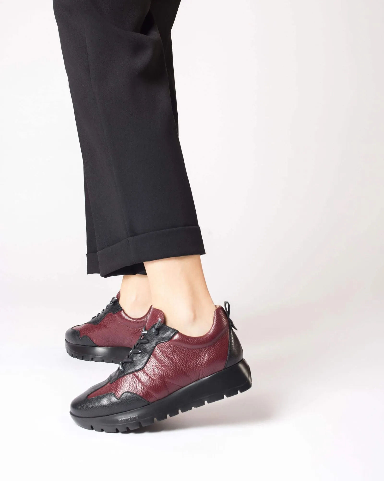 WONDERS A2450 NEGRO/VINO